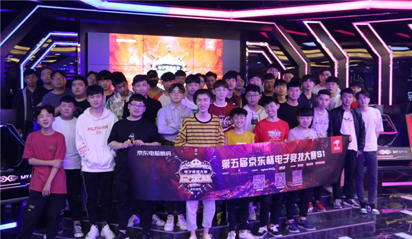 反而透过纷 反而透过纷